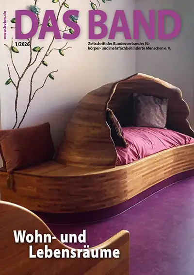 Gebogenes Holzbett mit violetten Kissen neben einer Wand mit einem Blumenmuster; Titelseite einer deutschen Zeitschrift.